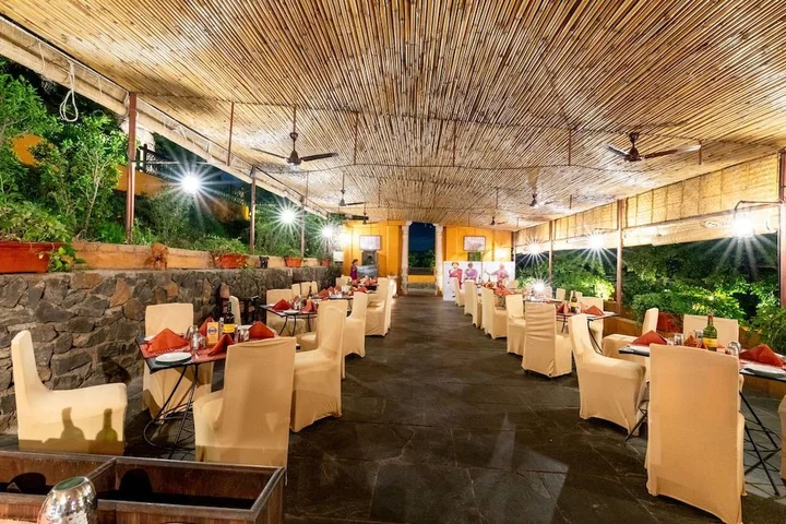 Пуна: Fort JadhavGADH - A GADH Heritage Hotel