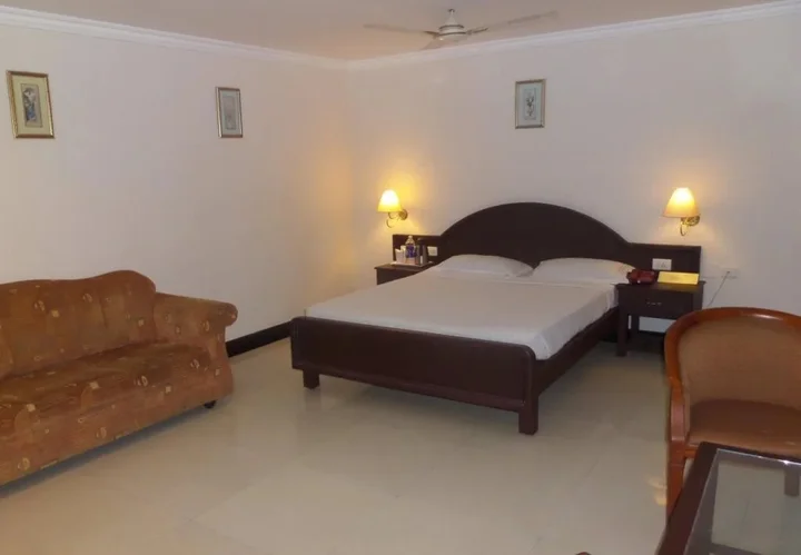 Karukutty: Hotel Elegance