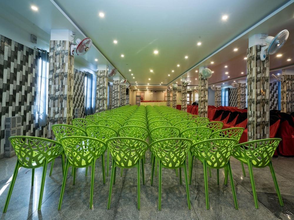 Велламундра: OYO 4678 Greens Residency