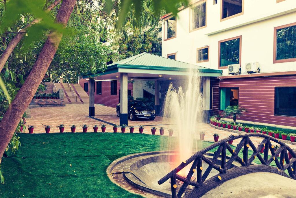Джайпур: Отель The Byke Grassfield Resort