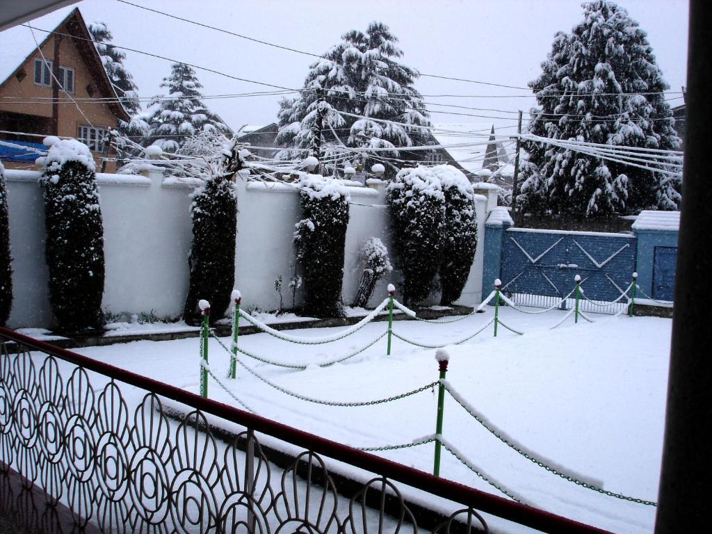 Шринагар: Ikraam Inn