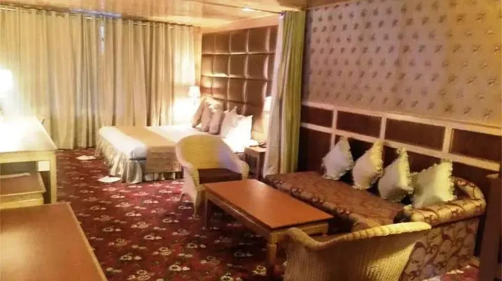 Лачунг: Yarlam Resort