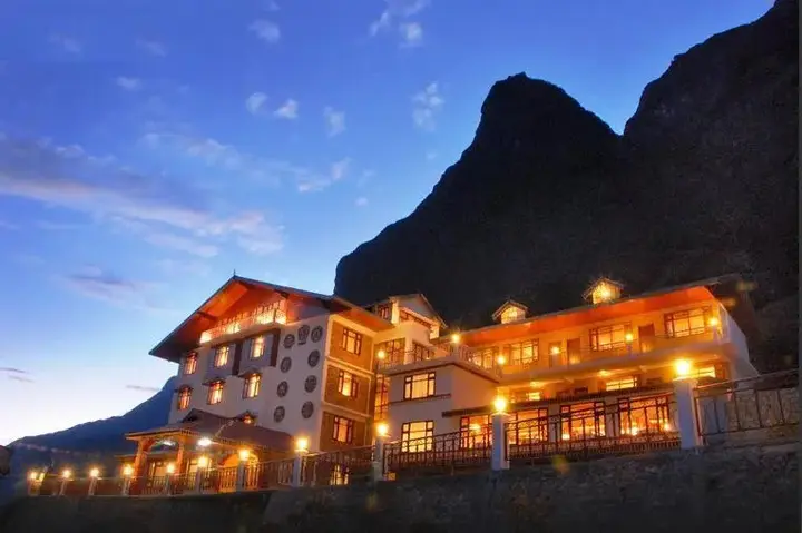 Лачунг: Yarlam Resort