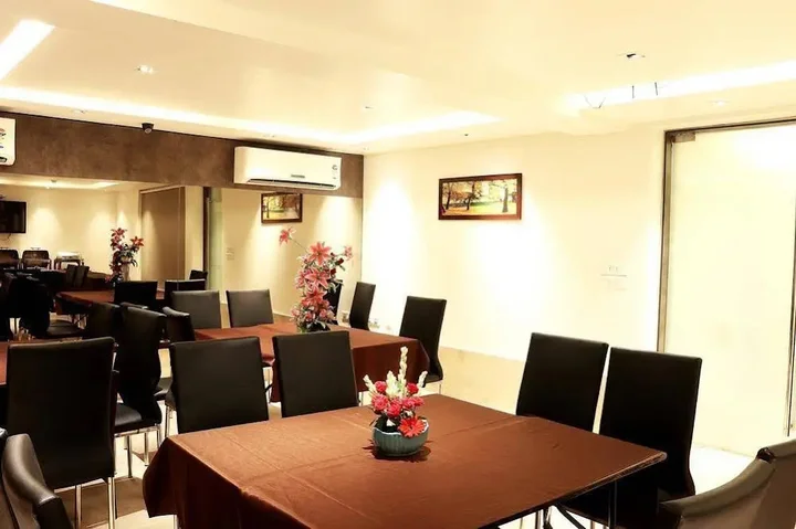 Колката: OYO Premium Harish Mukherjee Road