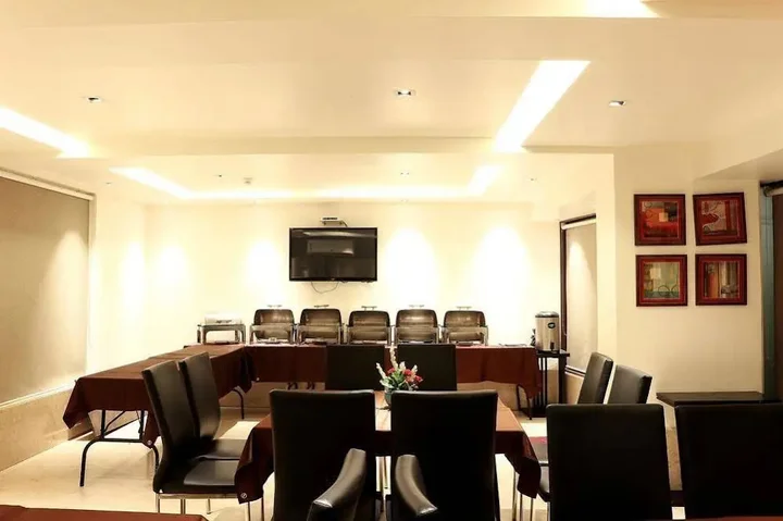 Колката: OYO Premium Harish Mukherjee Road