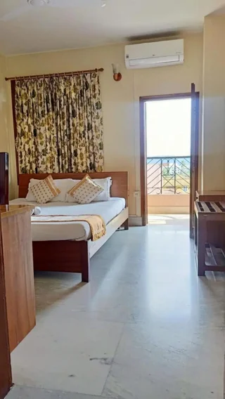 Гувахати: River Breeze Home