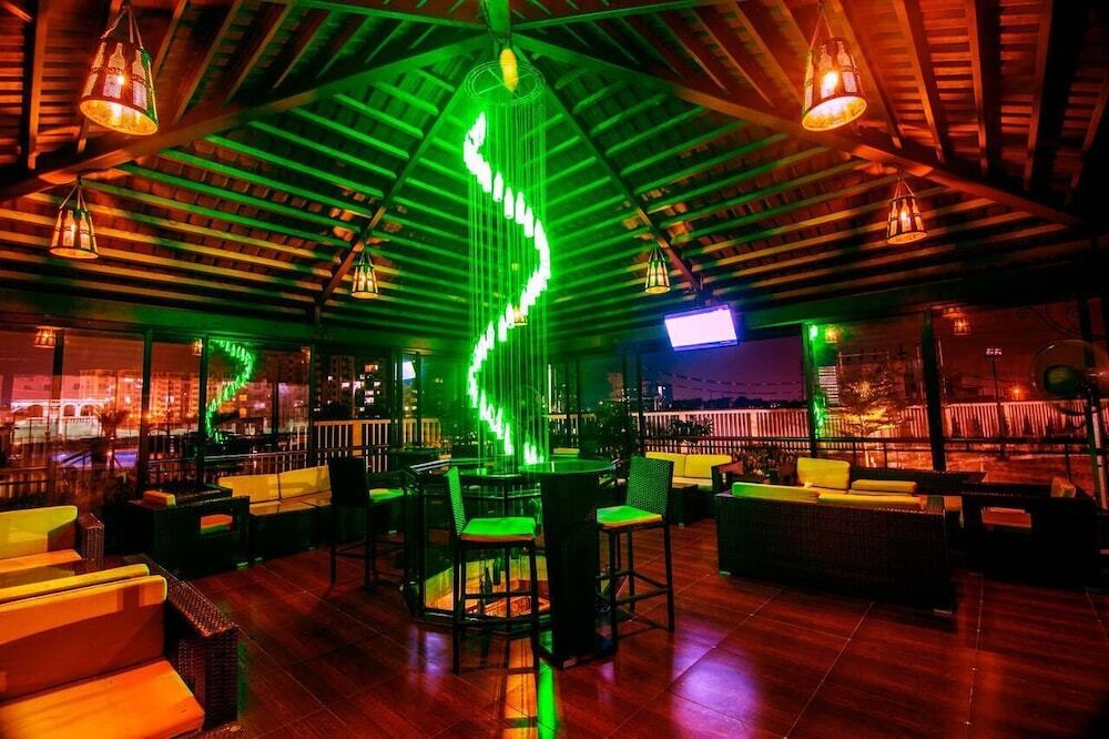 Райпур: Club Paraiso