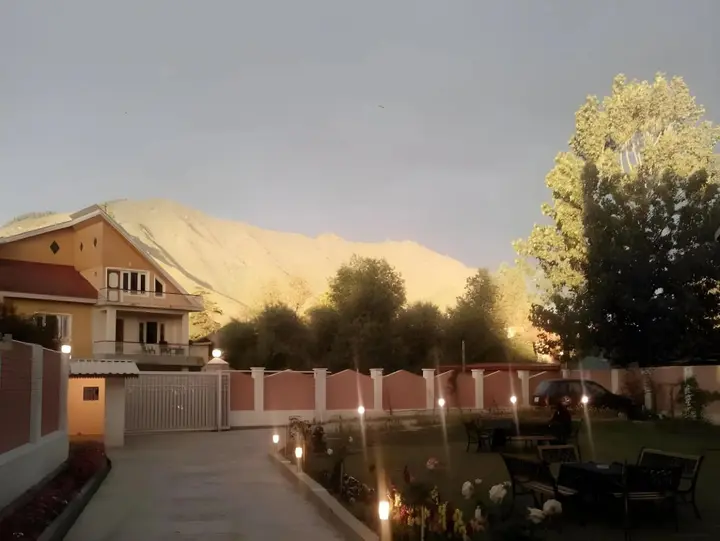 Шринагар: The Hyde Park Inn