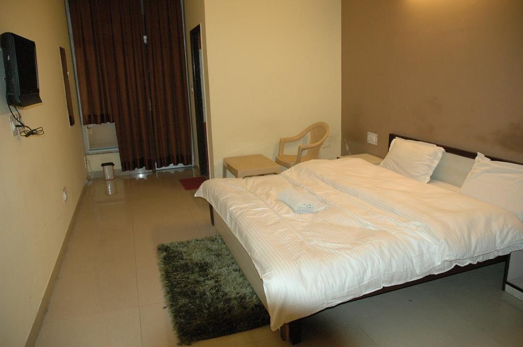 Большая Нойда: OYO 12784 Fabebo Hotel