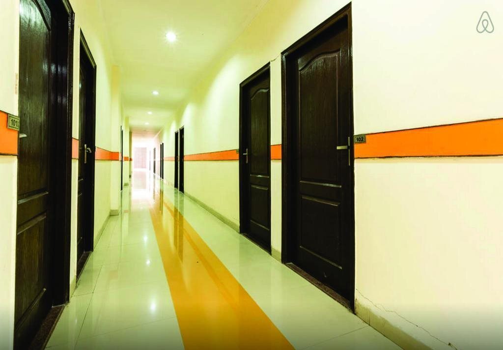 Большая Нойда: OYO 12784 Fabebo Hotel