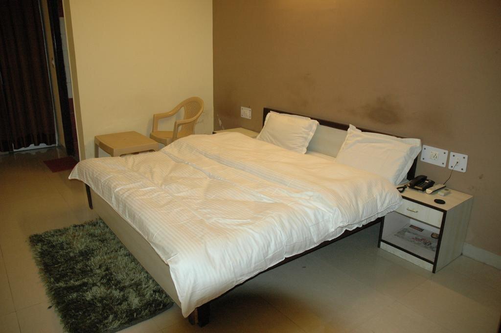 Большая Нойда: OYO 12784 Fabebo Hotel