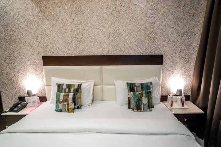 Лакхнау: The Golden Apple