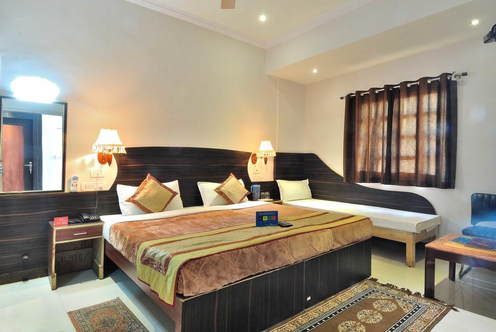 Агра: Merit Hotel