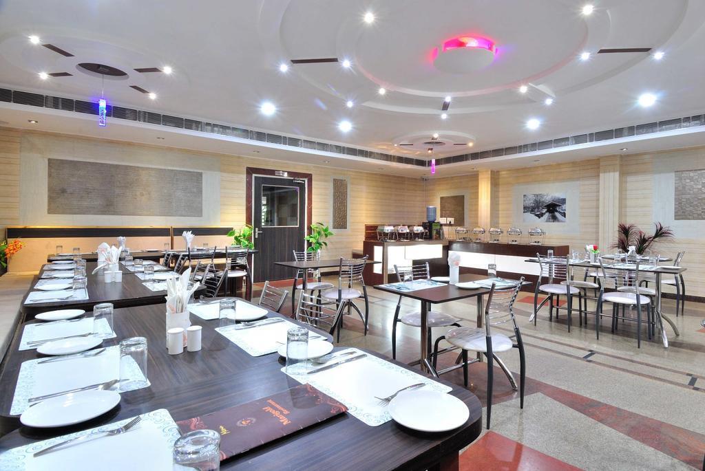 Агра: Merit Hotel