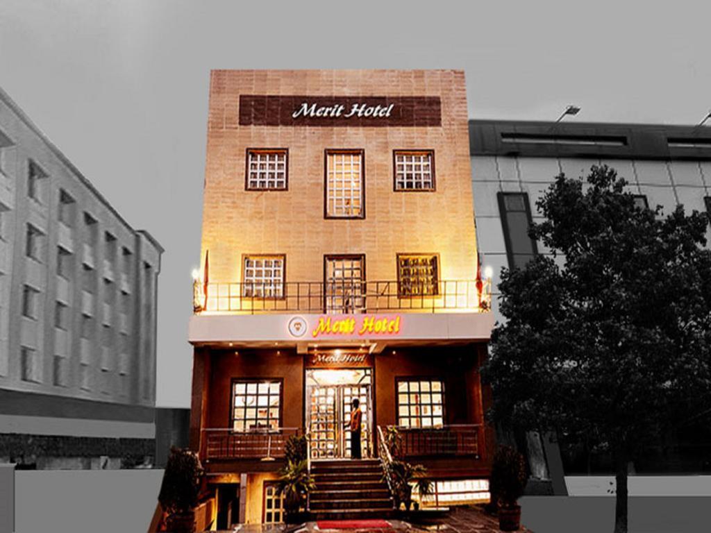 Агра: Merit Hotel