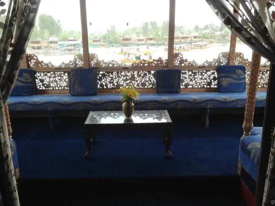 Шринагар: Mother India Group of houseboats.