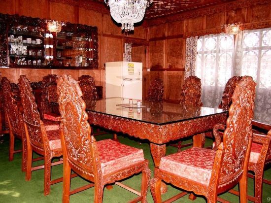 Шринагар: Mother India Group of houseboats.
