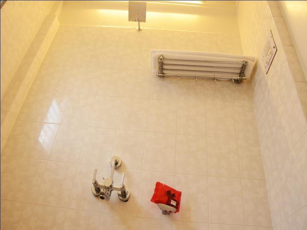Пуна: OYO 1216 Hotel New White House