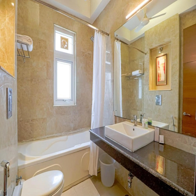 Нойда: OYO Premium Noida Amity