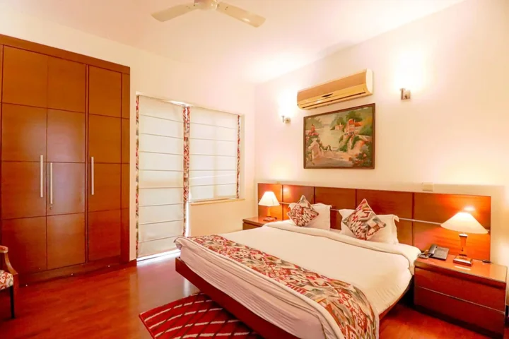 Нойда: OYO Premium Noida Amity
