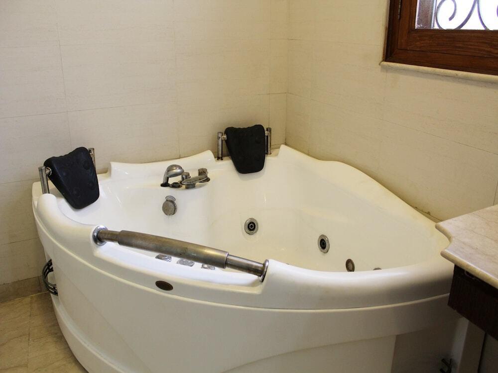Нойда: Oyo 1450 Hotel Ashray
