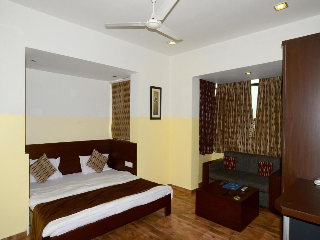 Вадодара: OYO 1030 Hotel Palm View Residency