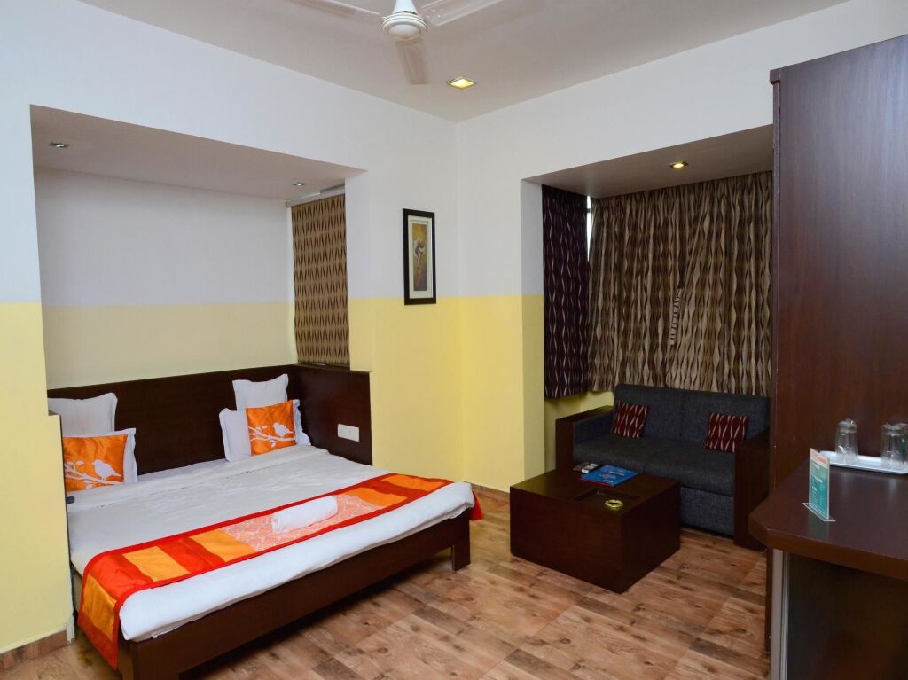 Вадодара: OYO 1030 Hotel Palm View Residency