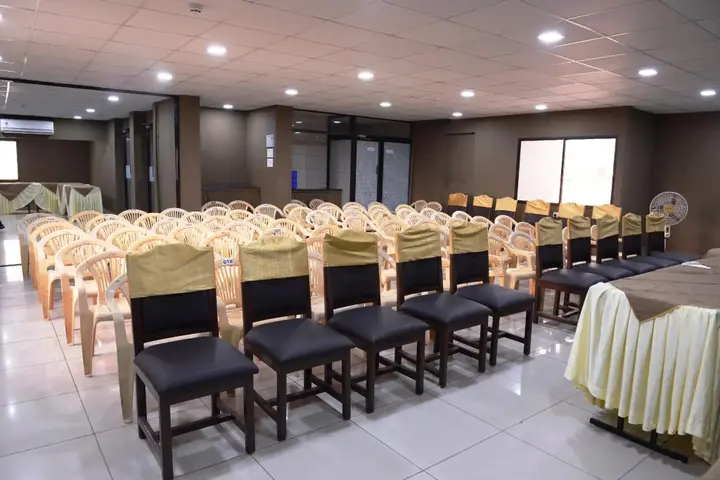 Вадодара: OYO 1030 Hotel Palm View Residency