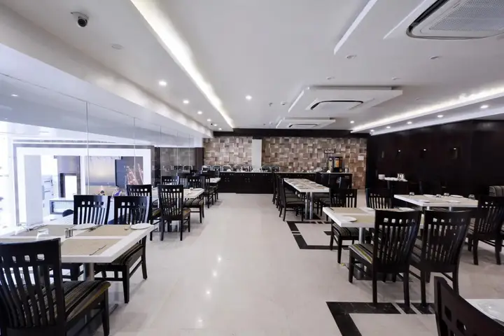 OYO Premium JHV Mall Cantonment — фото 4