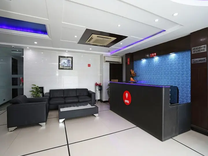 Нью-Дели: OYO Premium Jasola Apollo