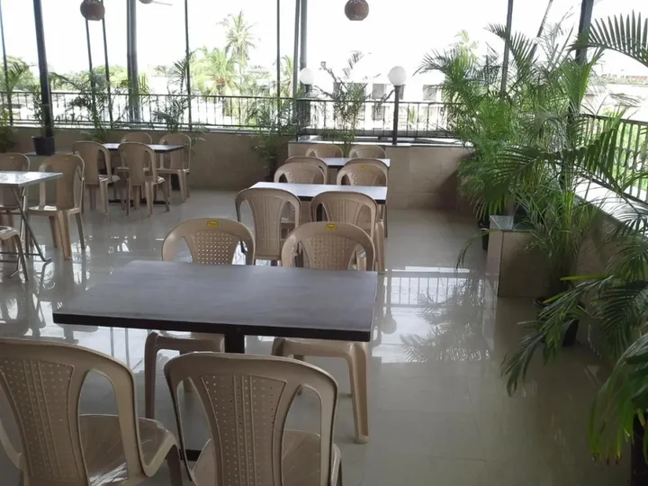 Тхане: Hotel Galaxy's Vaibhav