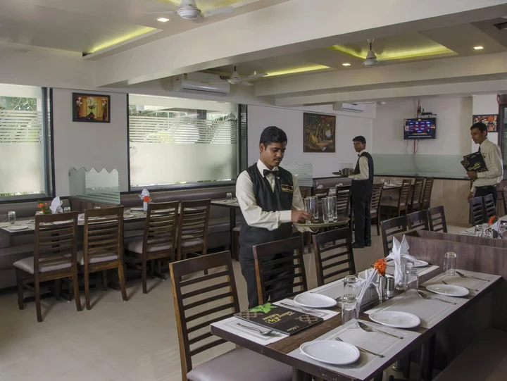 Тхане: Hotel Galaxy's Vaibhav