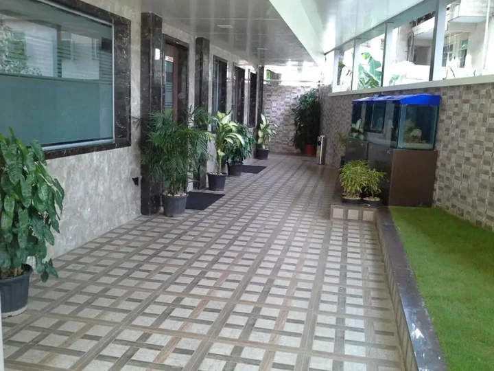 Тхане: Hotel Galaxy's Vaibhav