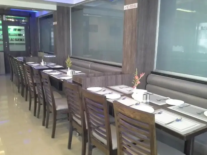 Тхане: Hotel Galaxy's Vaibhav