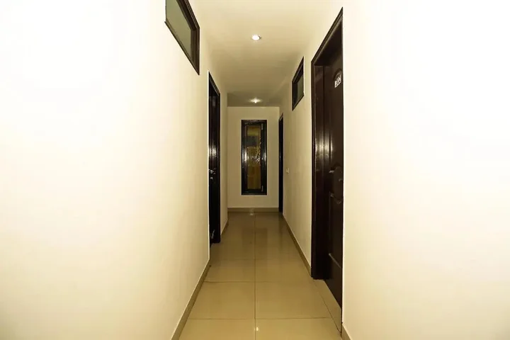Гуруграм: OYO Premium Galleria Market DLF 4