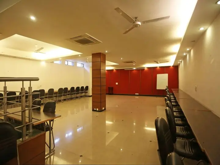 Гуруграм: OYO Premium Galleria Market DLF 4