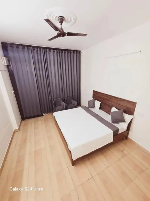 Бадди: Hotel Noor