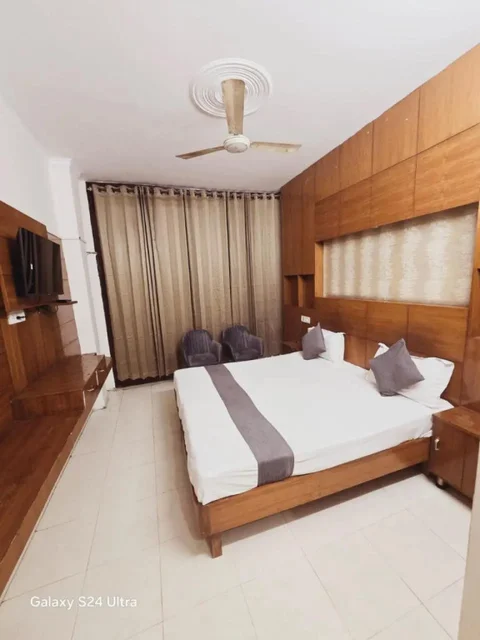 Бадди: Hotel Noor
