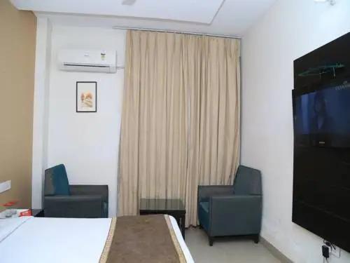 Бадди: Hotel Noor