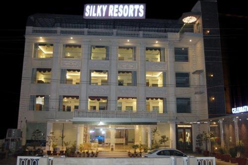 Панчкула: OYO Premium Dhakoli Zirakpur