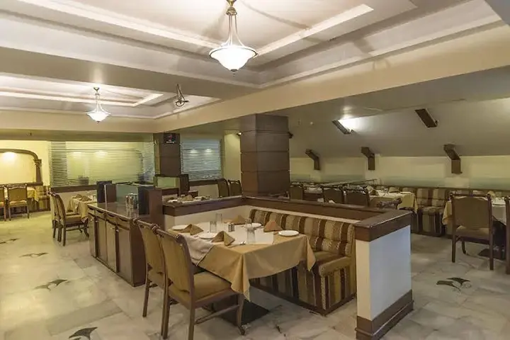 Индаур: Oyo 1468 Princes Palace
