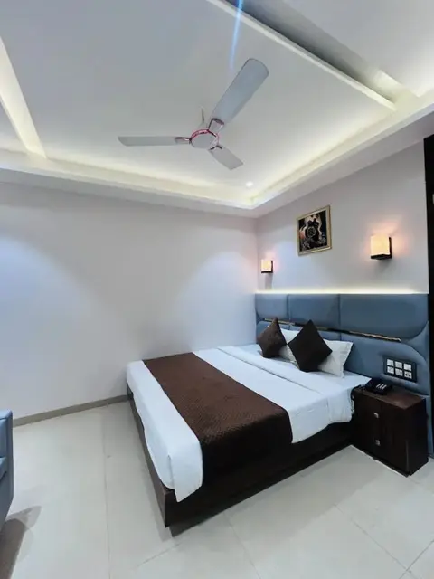 Индаур: Hotel Care Residency By OYO Rooms