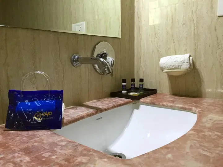 Kyarkoppa: OYO Premium Navalur Hubli
