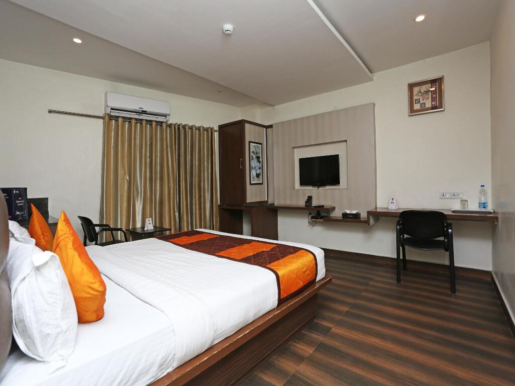 Хидерабад: OYO 897 Hotel Surabhi Elite