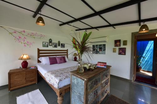 Хандала: Tooth Mountain Farms