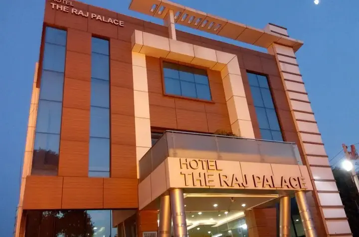 Ревари: The Raj Palace