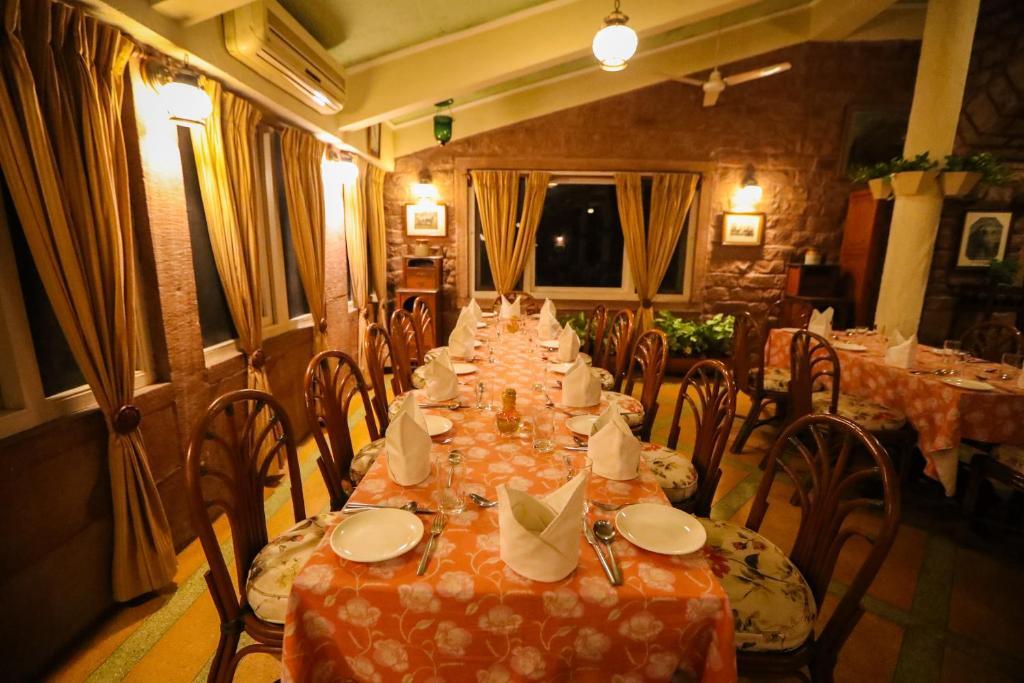 Джодхпур: WelcomHeritage Bal Samand Lake Palace