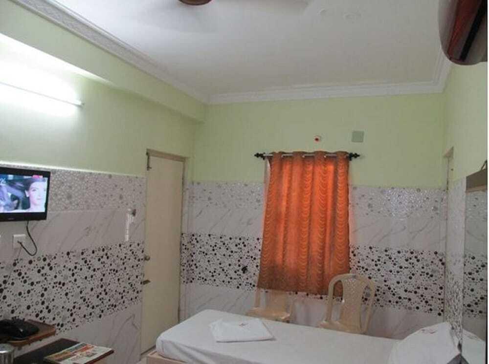 Тирупати: Aadrustam Residency