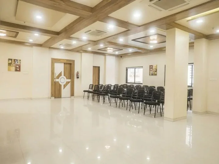 Пимпри-Чинчвад: Super Townhouse OAK Regal Inn Near Sant Tukaram Nagar Metro Station