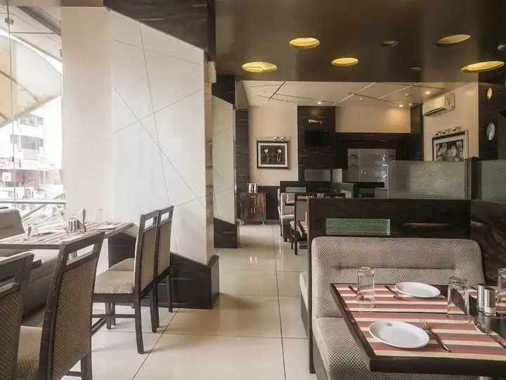 Пимпри-Чинчвад: Super Townhouse OAK Regal Inn Near Sant Tukaram Nagar Metro Station